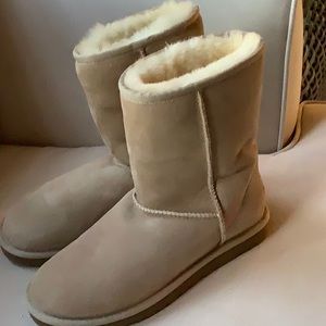 UGG NEW SAND LEATHER SUEDE BOOT.  SIZE 6
